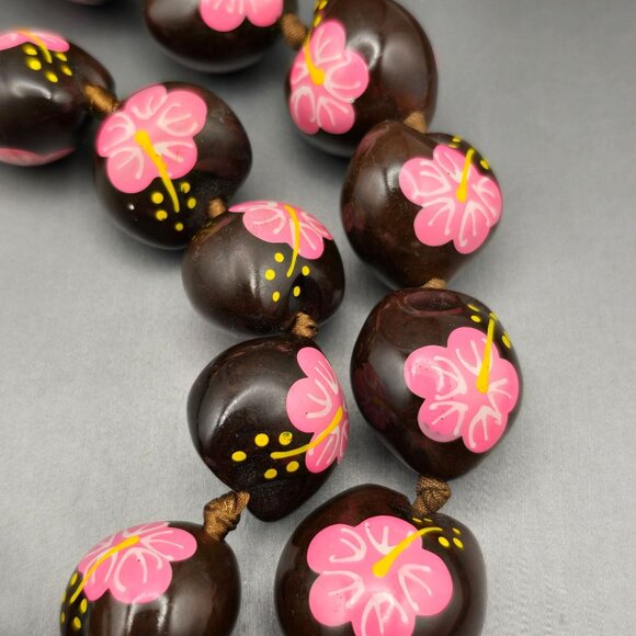 VTG Hawaiian Kukui Nut Lei 30" Brown w/ Hand Painted Pink Hibiscus Ribbon Tie - Picture 4 of 10